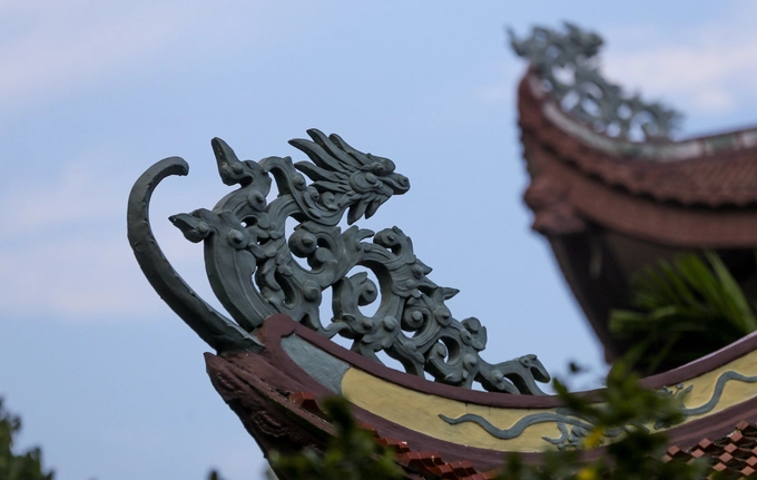 Chùa Một Cột ở Sài Gòn có kiến trúc từ kèo, mái ngói đến những hoa văn bài trí tựa như ngôi chùa cùng tên ở Hà Nội nhưng khác hẳn về chất liệu. Chùa Một Cột ở Sài Gòn có kiến trúc từ kèo, mái ngói đến những hoa văn bài trí tựa như ngôi chùa cùng tên ở Hà Nội nhưng khác hẳn về chất liệu.