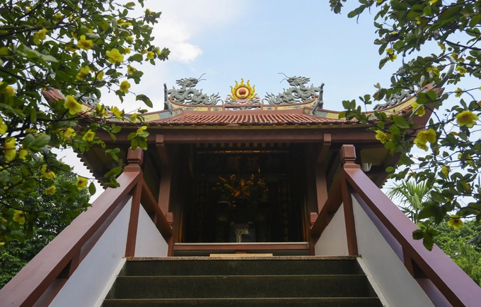 Nam Thiên Nhất Trụ được làm bằng bê tông, cốt thép, còn chùa ở Hà Nội làm từ gỗ lim. Chùa Một Cột của Sài Gòn cũng thấp và nhỏ hơn ở chùa ở thủ đô, nhưng vẫn giữ kiến trúc chùa cổ miền Bắc với hình ảnh rồng phượng ở các góc mái ngói uốn cong vút. Nam Thiên Nhất Trụ được làm bằng bê tông, cốt thép, còn chùa ở Hà Nội làm từ gỗ lim. Chùa Một Cột của Sài Gòn cũng thấp và nhỏ hơn ở chùa ở thủ đô, nhưng vẫn giữ kiến trúc chùa cổ miền Bắc với hình ảnh rồng phượng ở các góc mái ngói uốn cong vút.