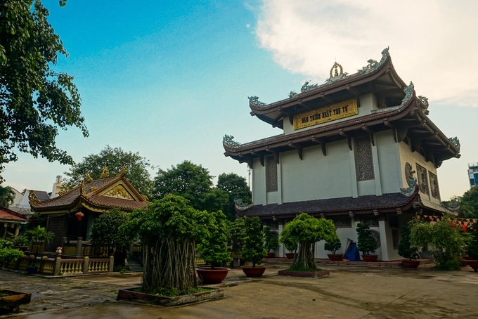 Phía sau chùa là khu chánh điện với dòng chữ "Nam thiên nhất trụ tự". Quanh chánh điện là khu vườn cây cảnh, có những cây tuổi đời cả trăm năm. Phía sau chùa là khu chánh điện với dòng chữ "Nam thiên nhất trụ tự". Quanh chánh điện là khu vườn cây cảnh, có những cây tuổi đời cả trăm năm.