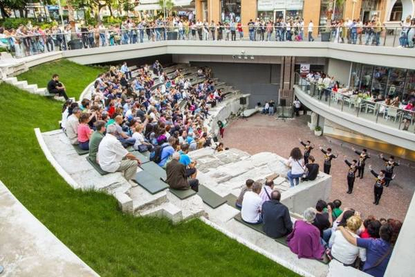 Du khách xem biểu diễn nghệ thuật ở Plovdiv Roman Stadium - Ảnh: wp