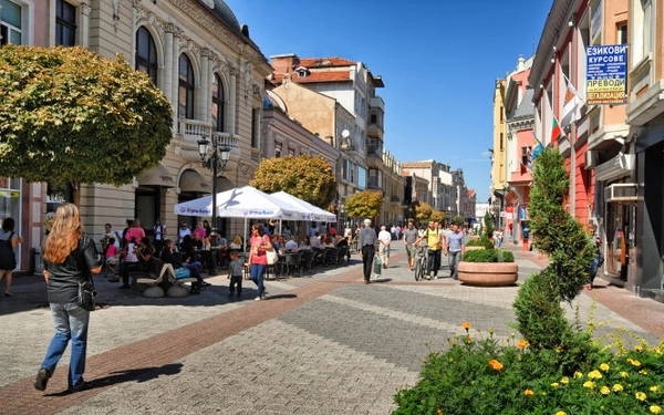 Một con phố chính của Plovdiv đầy bóng mát, quán xá và du khách dạo bộ cả ngày lẫn đêm - Ảnh: panoramio
