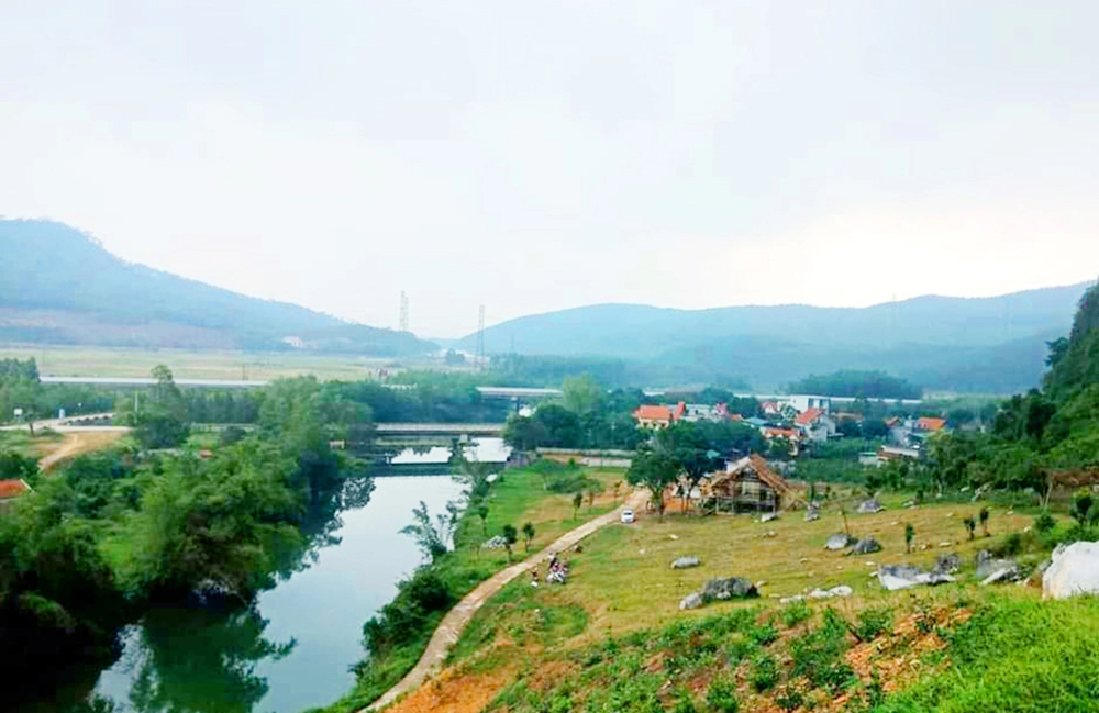 Ngôi chùa bên sông Đá Trắng. Ảnh: Báo Quảng Ninh.