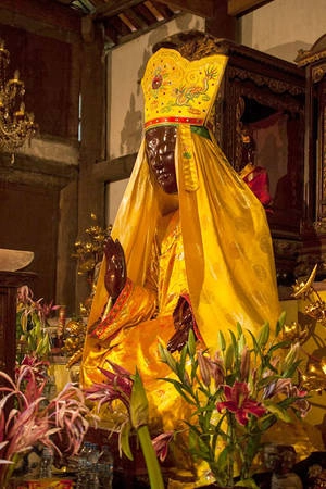 Tượng phật mẫu Man Nương trong chùa Tổ với dáng khoan thái, tay bắt vô úy ấn - Ảnh: Minh Đức Tượng phật mẫu Man Nương trong chùa Tổ với dáng khoan thái, tay bắt vô úy ấn - Ảnh: Minh Đức