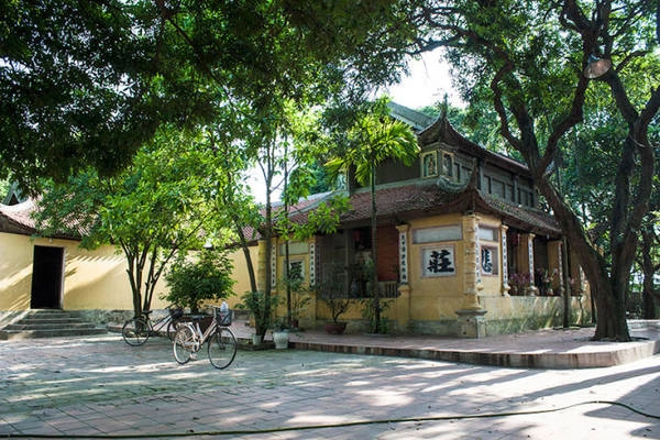 Sân trong với ao nước nằm bên hông trái của chùa - Ảnh: Minh Đức Sân trong với ao nước nằm bên hông trái của chùa - Ảnh: Minh Đức