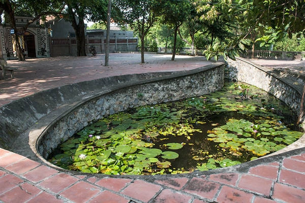 Giếng nước mắt rồng phải với lối lên xuống như hàng lông mi - Ảnh: Minh Đức Giếng nước mắt rồng phải với lối lên xuống như hàng lông mi - Ảnh: Minh Đức