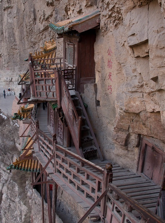  Cầu thang di chuyển giữa các phòng trong chùa được làm từ ván gỗ. Ảnh: JP Bennet/Flickr.