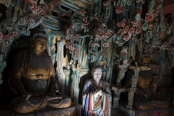 Trong chùa có 80 tác phẩm được chạm khắc từ đồng, sắt, đất nung và đá. Trong đó có tượng Đức Phật Thích Ca Mâu Ni, Khổng Tử và Lão Tử. Các bức tượng bằng đất sét trong phòng thờ Tam Quan ở phía nam là các tác phẩm quý giá từ thời nhà Minh (1368 - 1644). Ảnh: Tada Images/Shutterstock.