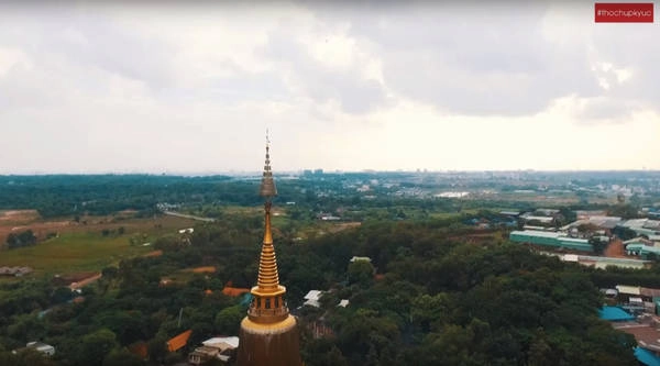Trên đỉnh tháp có rất nhiều chuông gió thi nhau ca hát. Bạn sẽ được nghe những âm thanh du dương ấy ngay từ khi đặt chân vào cổng tòa tháp. Trên đỉnh tháp có rất nhiều chuông gió thi nhau ca hát. Bạn sẽ được nghe những âm thanh du dương ấy ngay từ khi đặt chân vào cổng tòa tháp.