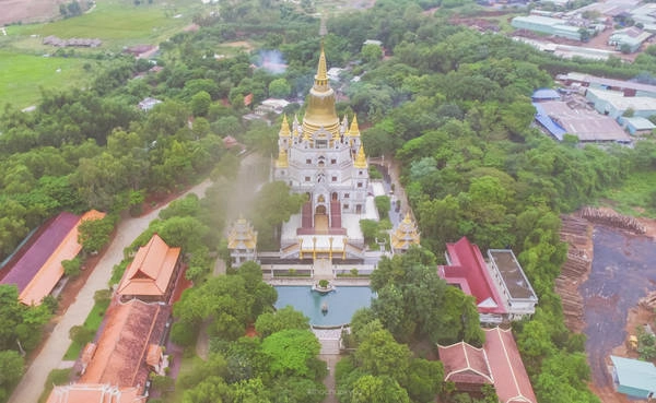 Một góc chùa Bửu Long nhìn từ trên cao. Bên dưới là tòa tháp chính, phía trước là một hồ nước xanh mát. Được thành lập từ năm 1942, đến năm 2007 chùa được trùng tu và xây dựng thêm thiết kế của hòa thượng trụ trì Thích Viên Minh. Một góc chùa Bửu Long nhìn từ trên cao. Bên dưới là tòa tháp chính, phía trước là một hồ nước xanh mát. Được thành lập từ năm 1942, đến năm 2007 chùa được trùng tu và xây dựng thêm thiết kế của hòa thượng trụ trì Thích Viên Minh.