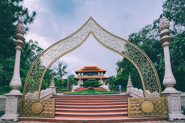 Kiến trúc ở nơi đây khá độc đáo, giống chùa ở Thái Lan, nên nhiều người còn gọi đây là chùa Thái Lan. Kiến trúc ở nơi đây khá độc đáo, giống chùa ở Thái Lan, nên nhiều người còn gọi đây là chùa Thái Lan.