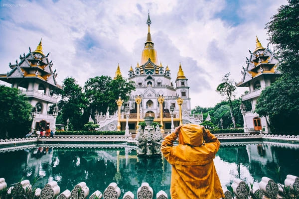 Bạn sẽ cảm thấy rất thích thú khi được tận mắt chiêm ngưỡng những kiến trúc độc đáo của chùa, là sự pha trộn giữa kiến trúc Thái Lan, Ấn Độ kết hợp với kiến trúc cổ thời Nguyễn. Bạn sẽ cảm thấy rất thích thú khi được tận mắt chiêm ngưỡng những kiến trúc độc đáo của chùa, là sự pha trộn giữa kiến trúc Thái Lan, Ấn Độ kết hợp với kiến trúc cổ thời Nguyễn.