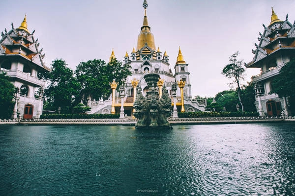 Kể cả khi trời mưa, tòa tháp chính trông vẫn lộng lẫy. Không khí u tối của những đám mây xung quanh chỉ làm cho tòa tháp thêm nổi bật. Kể cả khi trời mưa, tòa tháp chính trông vẫn lộng lẫy. Không khí u tối của những đám mây xung quanh chỉ làm cho tòa tháp thêm nổi bật.