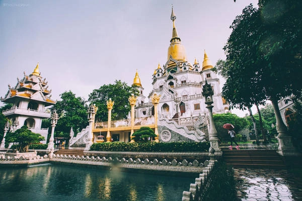 Con đường ngày mưa thêm phần lấp lánh. Con đường ngày mưa thêm phần lấp lánh.