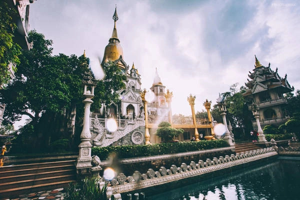 Những tia nắng lại xuất hiện sau cơn mưa, khiến khung cảnh đẹp như tranh... Những tia nắng lại xuất hiện sau cơn mưa, khiến khung cảnh đẹp như tranh...