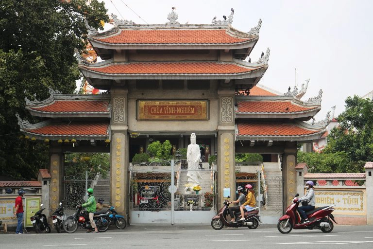 Cổng tam quan chùa Vĩnh Nghiêm.