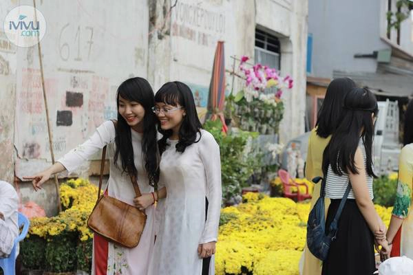 Hòa vào dòng người rộn ràng, các thiếu nữ cũng đang chọn cho mình những chậu hoa đẹp nhất để mang về nhà. Ảnh: iVIVU.com Hòa vào dòng người rộn ràng, các thiếu nữ cũng đang chọn cho mình những chậu hoa đẹp nhất để mang về nhà.