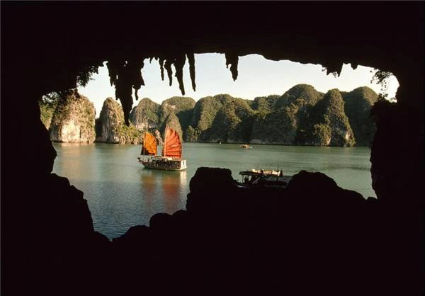 Khung cảnh nhìn từ bên trong Hang Trống của vịnh Hạ Long, 1995.