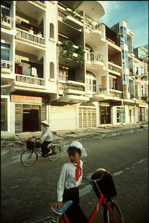 Khu nhà cao tầng mới xây bên bờ biển Bãi Cháy, 1994.