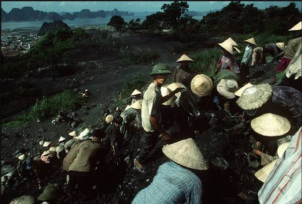 Người dân nhặt than vụn ở bãi thải của mỏ than Cẩm Phả, 1995.