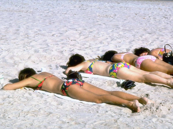 Phụ nữ tắm nắng bên bãi biển ở Key Biscayne, Mỹ (1969). Phụ nữ tắm nắng bên bãi biển ở Key Biscayne, Mỹ (1969).