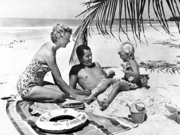Một gia đình đang nghỉ mát tại bãi biển Miami năm 1950 Một gia đình đang nghỉ mát tại bãi biển Miami năm 1950