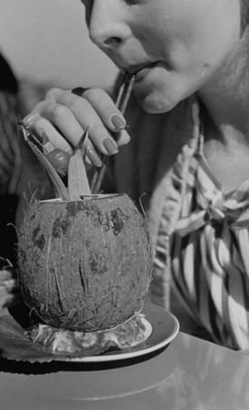 Coctail Manga Reva đựng trong quả dừa (1940). Coctail Manga Reva đựng trong quả dừa (1940).