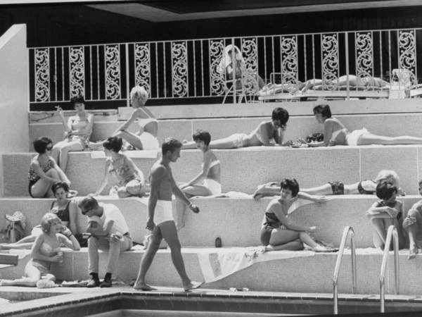 Tại một nhà nghỉ trên bãi biển Miami (1967) Tại một nhà nghỉ trên bãi biển Miami (1967)