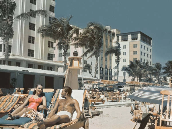 Một cặp vợ chồng đang phơi nắng tại khách sạn bãi biển Miami, năm 1950. Một cặp vợ chồng đang phơi nắng tại khách sạn bãi biển Miami, năm 1950.