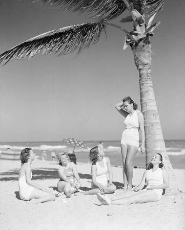 Một nhóm các cô gái trẻ đang vui đùa trên bãi biển Miami, năm 1950. Một nhóm các cô gái trẻ đang vui đùa trên bãi biển Miami, năm 1950.