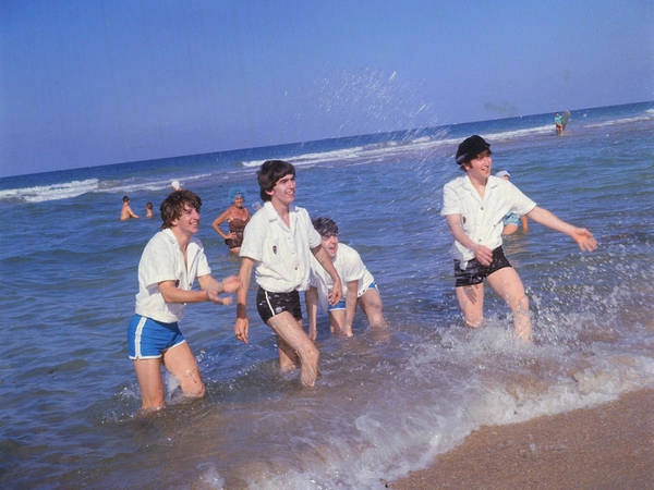 The Beatles vui đùa tại bãi biển Miami năm 1964. The Beatles vui đùa tại bãi biển Miami năm 1964.