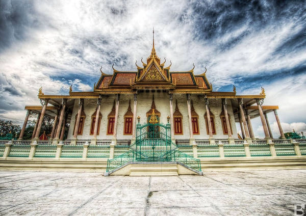 Chùa Bạc hay Wat Preah Morakat nằm ở trung tâm Cung điện Hoàng gia Campuchia là điểm du lịch nổi tiếng ở Phnom Penh.