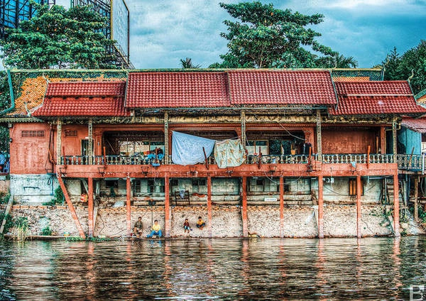 Lời khuyên của Barnaby Jaco Skinner dành cho du khách là hãy thuê một chiếc thuyền nhỏ để chụp ảnh trên sông Mekong và ngắm người dân đang câu cá trên bờ.