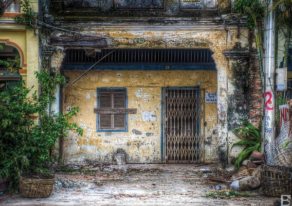 Dưới ống kính của Barnaby Jaco Skinner, ngôi nhà bị bỏ hoang ở Kampot cũng trở nên cuốn hút nhờ vẻ huyền bí.