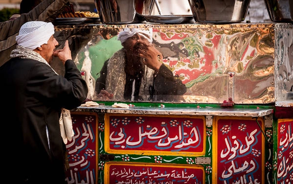 Quầy hàng thức ăn nhanh tại quảng trường Tahrir, Cairo, Ai Cập. 