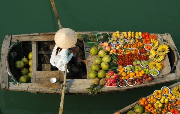 Chợ nổi - nét văn hóa đặc thù của vùng sông nước miền Tây Việt Nam. Trên thuyền chất đầy hàng hóa, phổ biến là các loại trái cây.