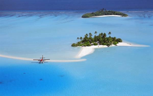 Maldives là một quốc đảo nằm trên biển Ấn Độ Dương, bao gồm 26 hòn đảo san hô nằm giữa đảo Minicoy và quần đảo Chagos