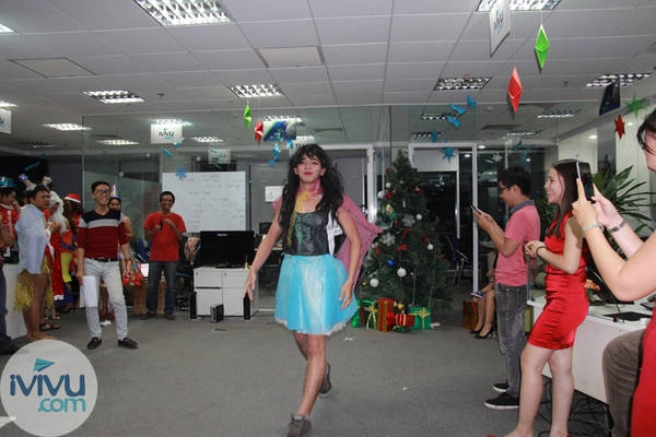  Bạn Hoàng Trương thuộc team sale với những bước đi catwalk điêu luyện