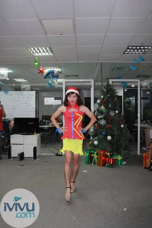 Màn catwalk chuyên nghiệp không hề thua kém các bạn nữ.