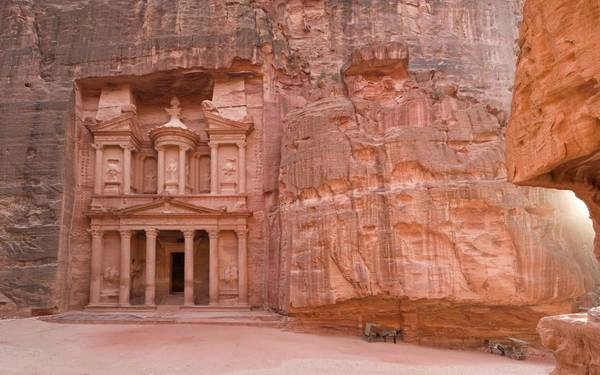 Nằm trên sườn núi Hor của Jordan, Petra nổi tiếng vì những công trình kiến trúc đền đài, lăng tẩm, nhà hát… được khắc sâu vào vách đá. 