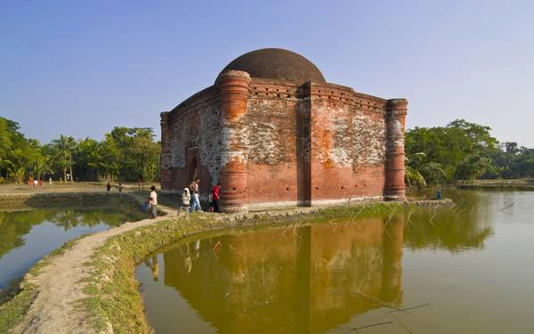 Thành phố Bagerhat là viên ngọc quý hấp dẫn du khách bởi những di tích, những giá trị lịch sử, văn hoá, tôn giáo xưa cũ