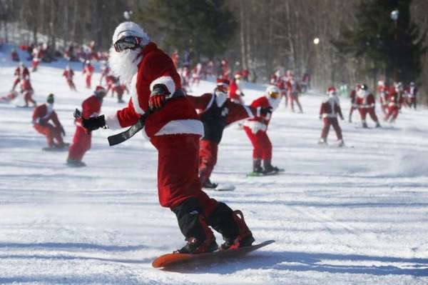 Tại khu resort trượt tuyết Sunday River ở thị trấn Newry, bang Maine, Mỹ, 250 ông già Noel đồng hành trượt tuyết nhằm tham gia gây quỹ một sự kiện từ thiện và thu được trên 2.700 USD