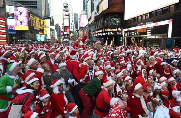 Cũng tại Mỹ, ở khu vực Quảng trường Thời đại, New York, diễn ra festival Ông già Noel rất nhộn nhịp