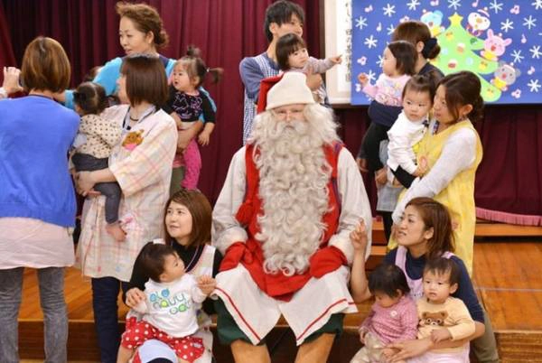 Ông già Noel - “đại sứ thiện chí” đến từ Phần Lan đã viếng thăm, vui đùa và tặng quà cho các bé tại trường mẫu giáo Hinomoto, thủ đô Tokyo, Nhật