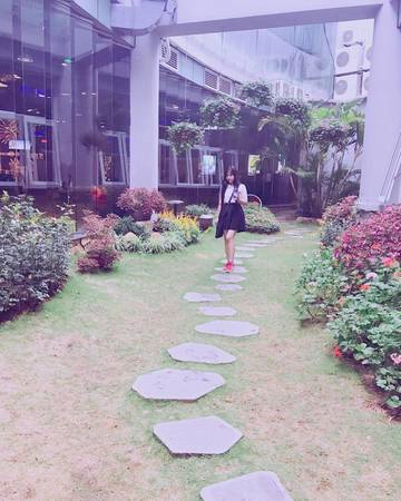 Sân vườn kế bên rạp chiếu phim rất thích hợp cho các kiểu hình nhẹ nhàng. Ảnh: @ashley.fr17