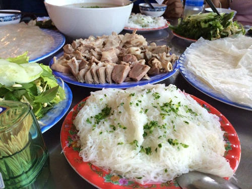 Suất bánh hỏi lòng heo ăn no bụng có giá khoảng 40.000 đồng. Ảnh: Vy An.