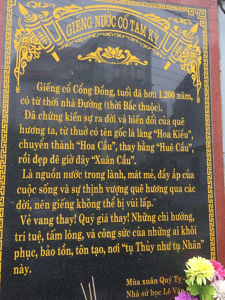 Thông tin về chiếc giếng cổ được khắc trên tấm bia đá