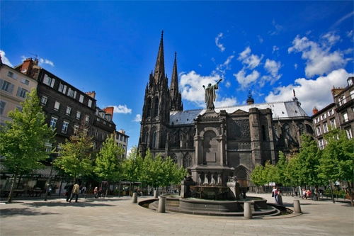 Thành phố nhỏ Clermont-Ferrand là nơi khai sinh ra ngôi sao Michelin. Ảnh: Lejournaldeleco. Thành phố nhỏ Clermont-Ferrand là nơi khai sinh ra ngôi sao Michelin. Ảnh: Lejournaldeleco.