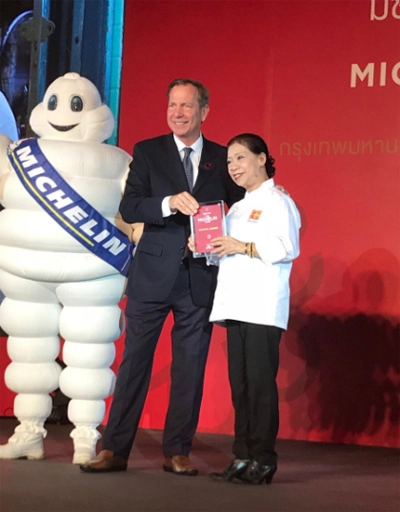 Bà Jay Fai, chủ một nhà hàng ở Bangkok (Thái Lan) nhận sao Michelin. Ảnh: Twitter. Bà Jay Fai, chủ một nhà hàng ở Bangkok (Thái Lan) nhận sao Michelin. Ảnh: Twitter.