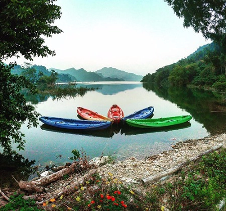 Điểm đến ven sông bình yên với những hoạt động thư giãn như chèo thuyền kayak, bơi lội... Điểm đến ven sông bình yên với những hoạt động thư giãn như chèo thuyền kayak, bơi lội...