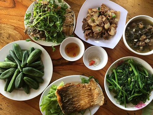 Bữa trưa với các món quen thuộc như cá sông Đà, trâu ninh lá lồm, lặc lè luộc. Bữa trưa với các món quen thuộc như cá sông Đà, trâu ninh lá lồm, lặc lè luộc.